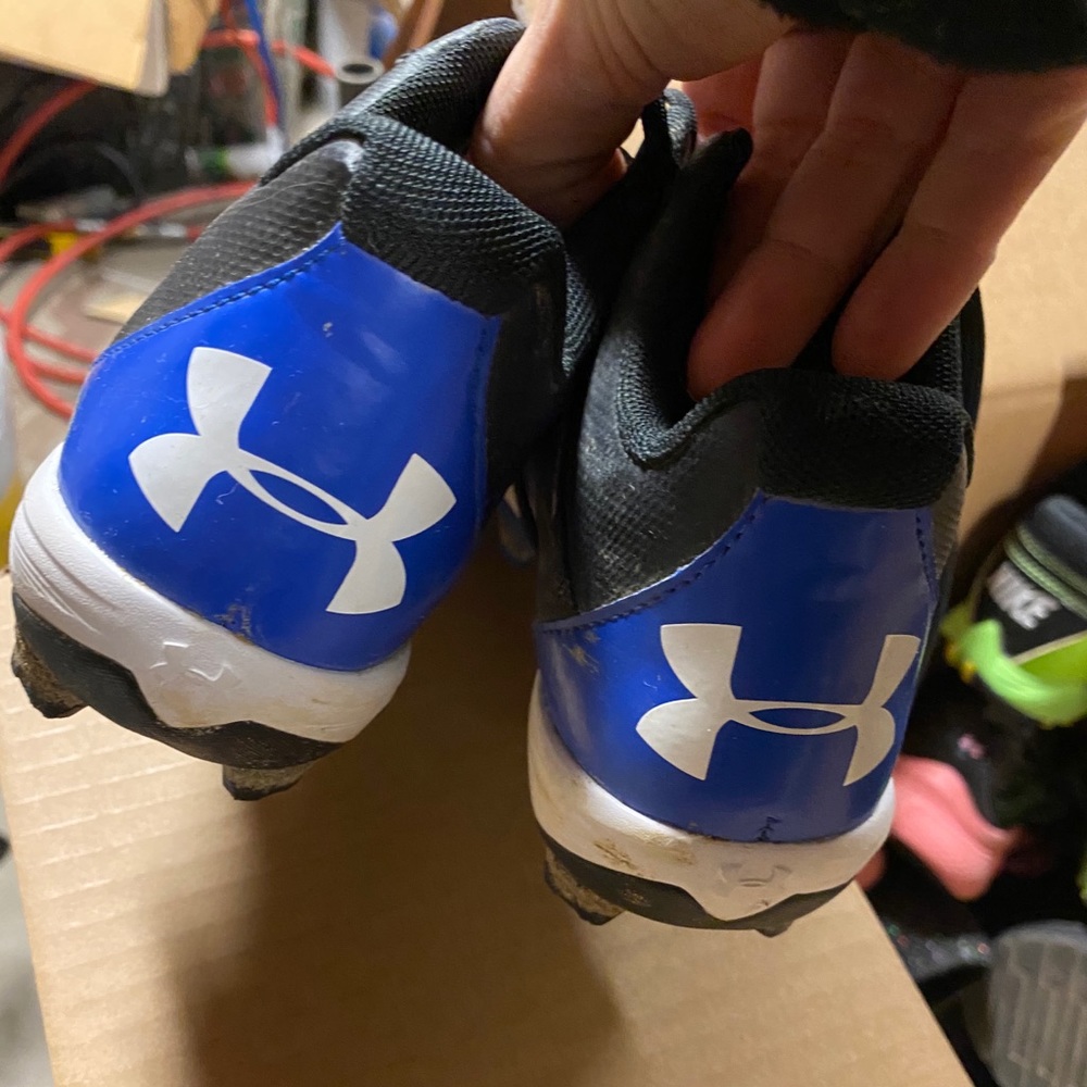 Like new!! Under armour cleats. Kids size 13.